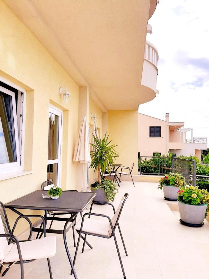 Apartments Akmadzic Макарска Екстериор снимка