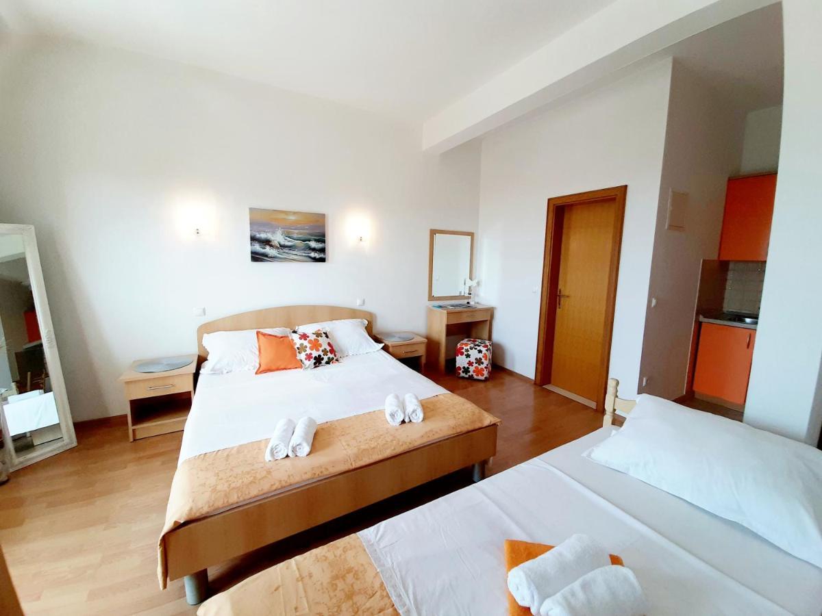 Apartments Akmadzic Макарска Екстериор снимка