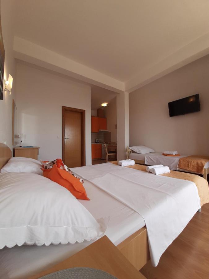 Apartments Akmadzic Макарска Екстериор снимка