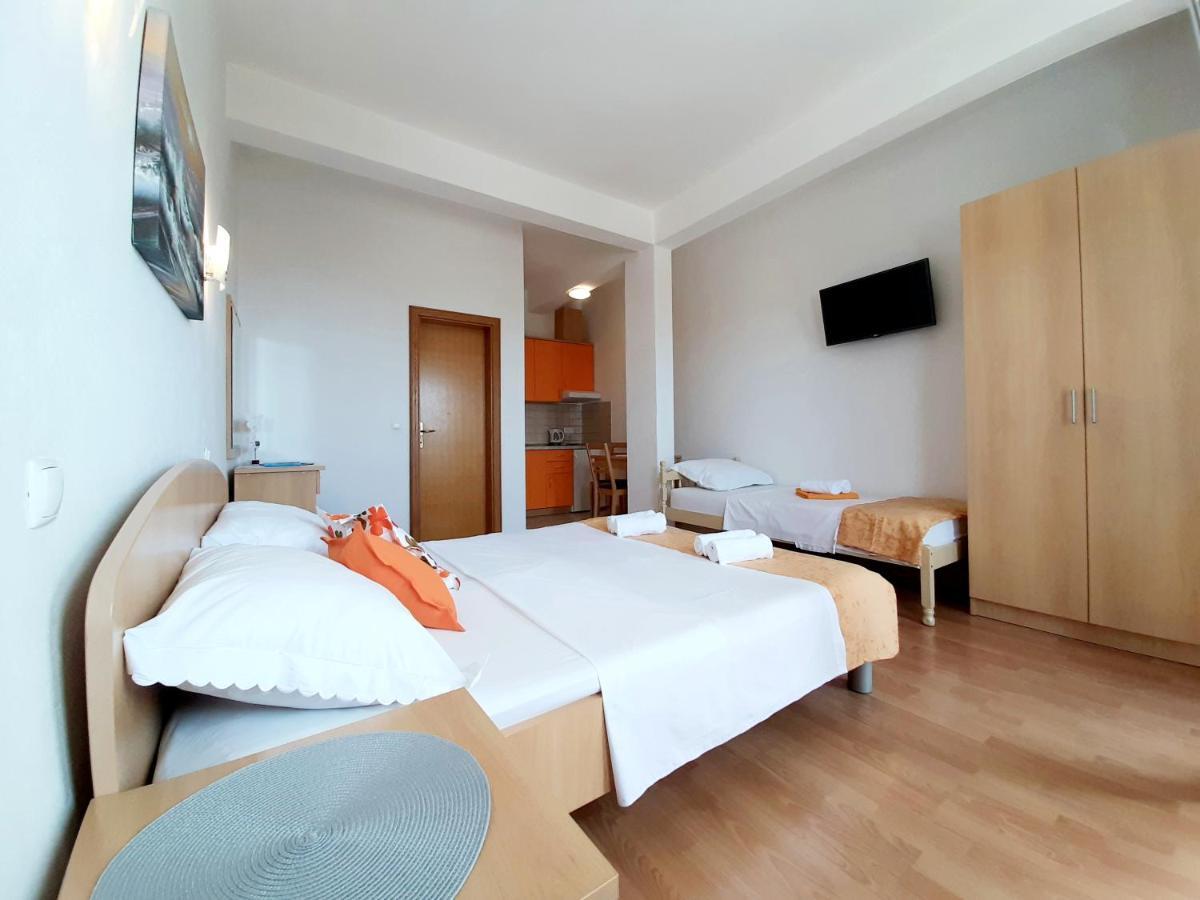 Apartments Akmadzic Макарска Екстериор снимка