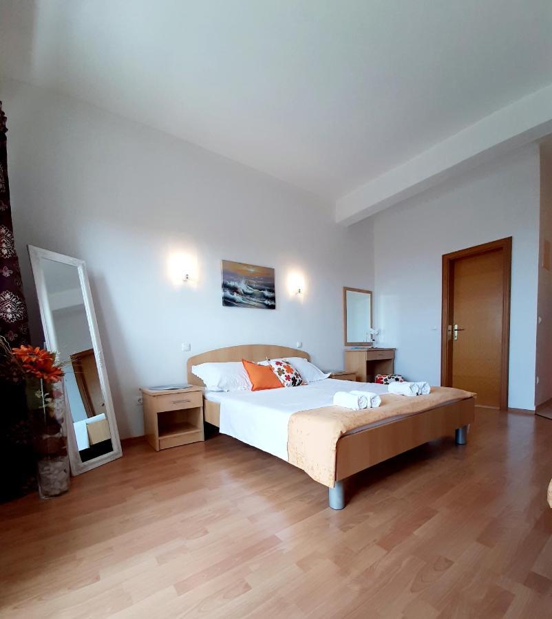 Apartments Akmadzic Макарска Екстериор снимка